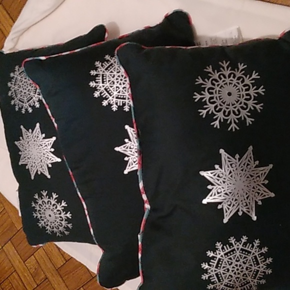 Set of 3 Snowflake Chrisrmas pillows - Picture 2 of 10
